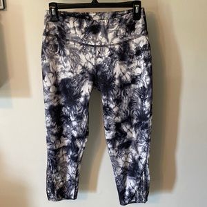 Black and white tie dye capri athletic leggings